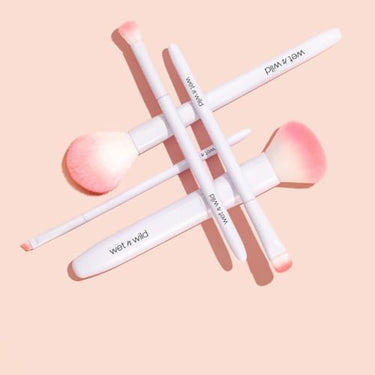 Wet n Wild Vegan Makeup Brush 23.5g- Flat Top Kabuki Soft Brush For Liquid & Mineral Foundation, Blending & Buffing, Ergonomic Handle